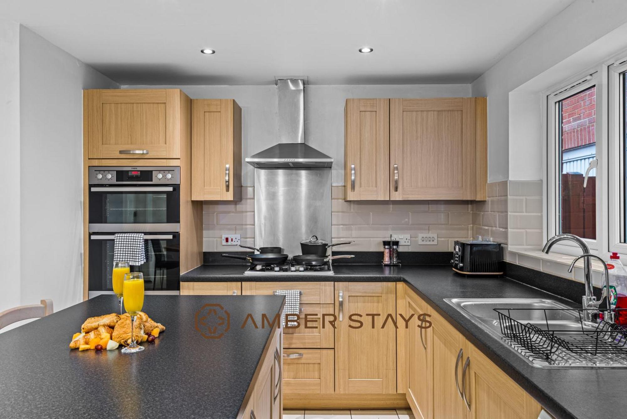 Spacious 5 Bed House In Reading By Amber Stays, Perfect For Business & Contractors, Sleeps 12! Exteriér fotografie